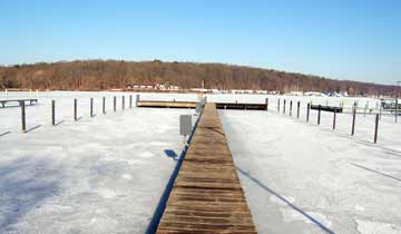 Blick aufs Wasser im Winter