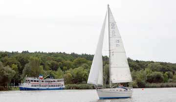 Neben dem FSaP: das Restaurantschiff "Die alte Liebe"